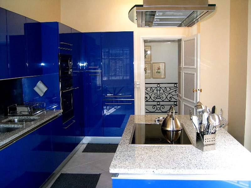 Cocina de color azul con cubierta en granito blanco, armonia